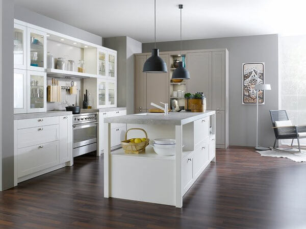 Moderne helle Einbauküche mit Kücheninsel, Holzfußboden und stilvoller Dekoration.