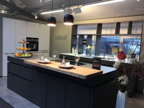 Moderne Designküche mit Kücheninsel, hochwertigen Geräten und stilvoller Dekoration.
